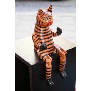 Kat siddende på kant træ